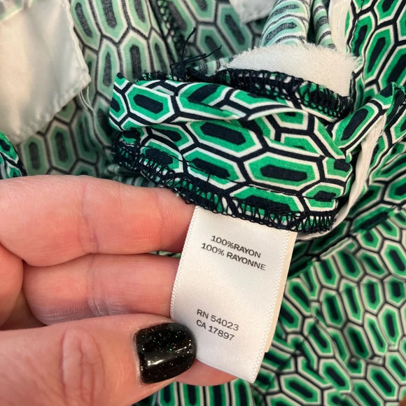 Banana Republic Women's Green Geometric Print Low Rise Shorts size 4 - Picture 3 of 5